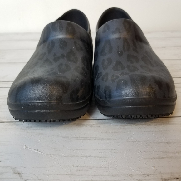Crocs Neria Leopard Print Slip Resistant Work Clogs - Picture 6 of 15